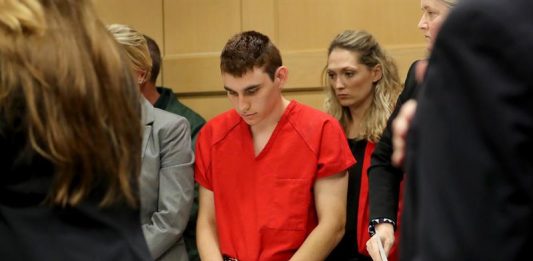 Fotografía de archivo que muestra a Nikolas Cruz (c), el joven de 19 años y autor confeso de la matanza en la secundaria Marjory Stoneman Douglas en Parkland (Florida), el pasado 14 de febrero