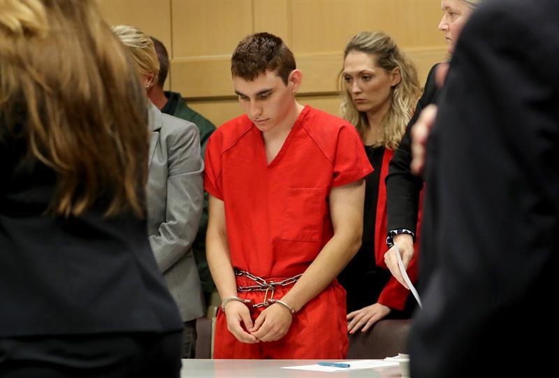 Fotograf&iacute;a de archivo que muestra a Nikolas Cruz (c), el joven de 19 a&ntilde;os y autor confeso de la matanza en la secundaria Marjory Stoneman Douglas en Parkland (Florida), el pasado 14 de febrero