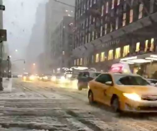 La costa este del enfrenta hoy un segundo temporal en menos de una semana, que ha obligado a cancelar más de 2.200 vuelos y a que las autoridades emitan advertencias de limitar los desplazamientos por carreteras.