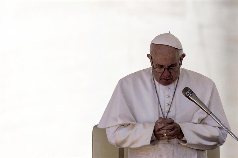 El papa Francisco en su audiencia general de los mi&eacute;rcoles en la Plaza de San Pedro, en el Vaticano