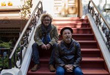 Rubén Blades, el artista que no quiere ver la película sobre su vida Fotografía sin fechar cedida por Apertura Films donde aparece el cantante, compositor y actor panameño Rubén Blades (d) junto al director del documental "Rubén Blades no es mi nombre", Abner Benaim (i), durante el rodaje en Nueva York
