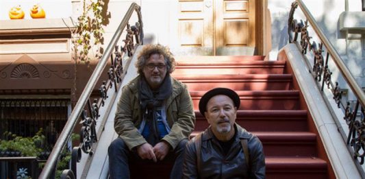 Fotografía sin fechar cedida por Apertura Films donde aparece el cantante, compositor y actor panameño Rubén Blades (d) junto al director del documental "Rubén Blades no es mi nombre", Abner Benaim (i), durante el rodaje en Nueva York