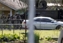 Miembros de los SWATinvestigan la casa del sospechoso principal de los ataques con explosivos en la capital texana, en Pflugerville, Texas