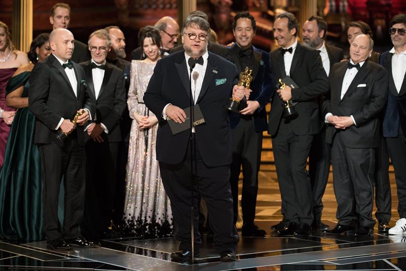 El director de cine mexicano Guillermo del Toro pronuncia un discurso tras ganar el Óscar a la mejor película por "La forma del agua" ("The Shade of Water") durante la 90 edición de los Óscar en el Dolby Theatre de Hollywood, California