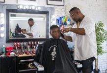 Corey Thomas le corta el pelo a un cliente en la barbería A New You, en Inglewood, California, el 9 de marzo de 2018. (Heidi de Marco/KHN)