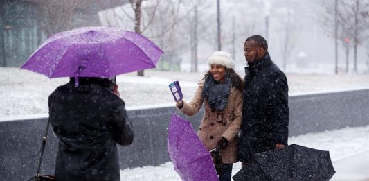 Una pareja se hace un selfi durante la nevada