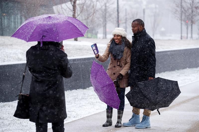 Una pareja se hace un selfi durante la nevada