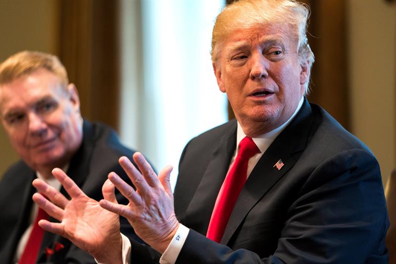 El presidente de los Estados Unidos, Donald J. Trump (dcha), acude a la reuni&oacute;n con un grupo de directivos de empresas del sector sider&uacute;rgico, en La Casa Blanca
