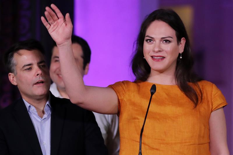 La actriz chilena, Daniela Vega (d), saluda junto al productor y director chileno, Sebastian Lelio (i),