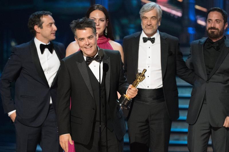 El realizador Sebastian Lelio pronuncia un discurso tras ganar el Óscar a la mejor película de habla no inglesa por la cinta "Una mujer fantástica" durante la 90 edición de los Óscar