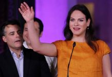 "Una mujer fantástica" lidera las nominaciones de los Premios Platino La actriz chilena, Daniela Vega (d), saluda junto al productor y director chileno, Sebastian Lelio (i),