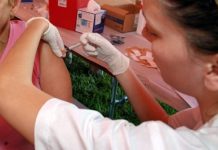 Funcionarios federales han recomendado una nueva vacuna que es más efectiva que una versión anterior para proteger a los adultos mayores contra la dolorosa erupción conocida como culebrilla