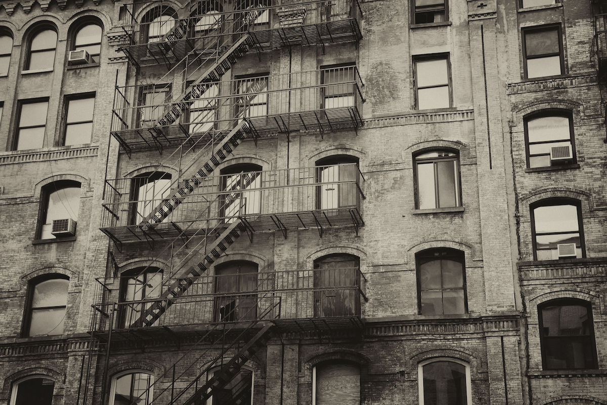 CRISIS DE VIVIENDA EN NYC Moho, bichos, pintura descascarada en habitaciones y otras áreas de las edificaciones, además de una anquilosada red de mantenimiento de la calefacción: punta del iceberg.