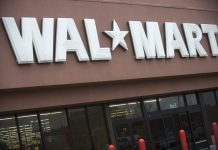 Walmart eleva a 21 años la edad para comprar armas en sus tiendas Walmart elevó a 21 años la edad mínima para comprar armas de fuego y munición en sus tiendas.