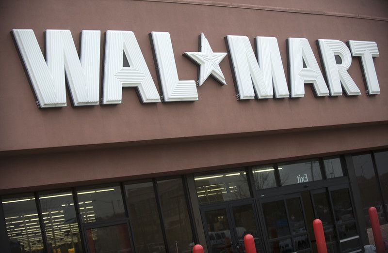 Walmart elevó a 21 años la edad mínima para comprar armas de fuego y munición en sus tiendas.