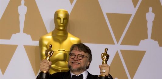 El director Guillermo del Toro ganador del premio a Mejor Director y Mejor Película por "La forma del agua"