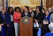 El presidente de la Asamblea, Carl Heastie (centro).