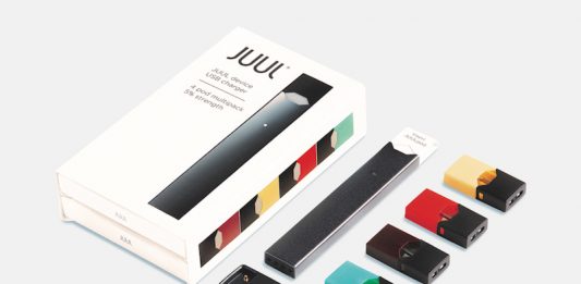 Coloridos dispositivos con nicotina (a la derecha) se insertan en el cigarillo electrónico llamado Juul, que los educadores dicen que es difícil de reconocer porque se parece a un flash drive. (Cortesía de Juul Labs)