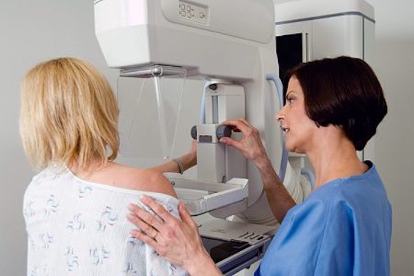 ¿Pagarle? ¿Por hacerse una prueba? Ofrecer cash es parte de una controversial estrategia para controlar el gasto en atención médica, dirigiendo a los pacientes a proveedores más rentables para atención que no es de emergencia.