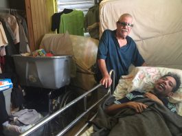 En las montañas de Puerto Rico, la pesadilla de María no terminó para este padre y su hijo Osvaldo Martínez (izq.) cuida a su hijo, Osvaldo Daniel Martínez, quien sufre una discapacidad progresiva y tiene Medicaid. Con pocos neurólogos en la isla, el joven todavía no ha podido ver a un especialista para tener un diagnóstico oficial. (Sarah Varney/KHN)