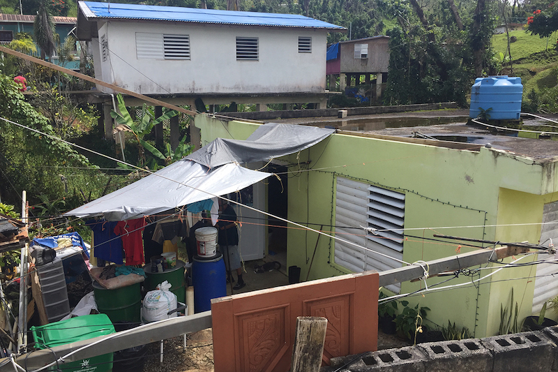 El techo de la casa de los Mart&iacute;nez, en Cayey, Puerto Rico, qued&oacute; da&ntilde;ado tras el paso del hurac&aacute;n Mar&iacute;a, dejando la casa con problemas de humedad y moho. (Sarah Varney/KHN)