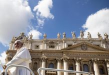 El Vaticano dice que las bendiciones a parejas homosexuales no son un "visto bueno" Unos 300 jóvenes de todo el mundo, católicos, de otras religiones o no creyentes, se darán cita desde mañana hasta el 24 de marzo en el Vaticano para el presínodo de preparación a la asamblea de los obispos de octubre en el que se tratarán los problemas de la juventud.