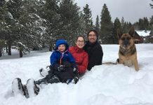 Wendy y Dominick Root Askew con su hijo. Cuando nació el niño, que ahora tiene 6 años, Wendy sufrió depresión postparto. (Cortesía de Wendy Root Askew)