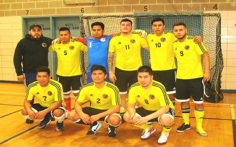 Integrantes del Hoyt F.C. que intentar&aacute;n este domingo (Abril 15) retener el t&iacute;tulo y conquistar el bi-campeonato ante un 'aguerrido' Real Astoria que viene con la metalidad de hacer historia este a&ntilde;o en la Liga Mexicana Diaz de Indoor F&uacute;tbol.&nbsp;(Foto: Buki Chapin)