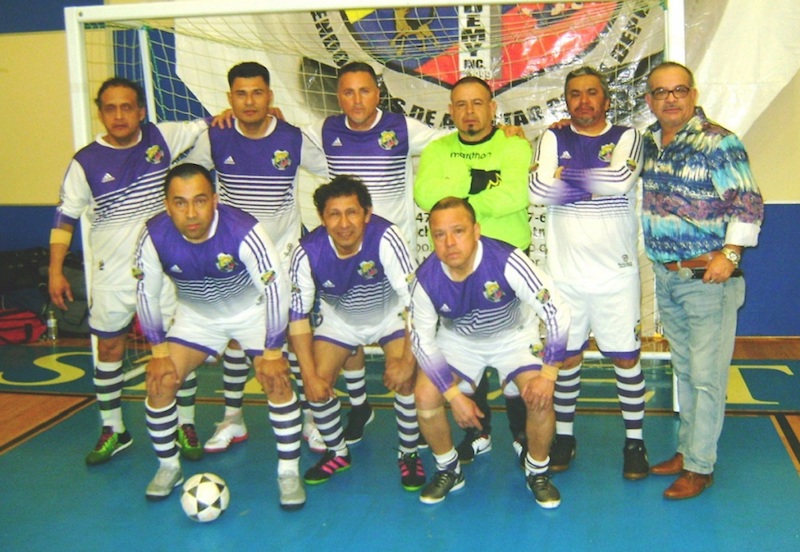 El K'Che Bombita, el equipo del pueblo, acompa&ntilde;ado por su l&iacute;der y guardameta, Profesor Henry Chavez (extremo izquierdo), que desafortunadamente no sobrevivi&oacute; a la ronda de semi-finales en la Cristo del Consuelo Soccer League. (Foto: Buki Chapin)