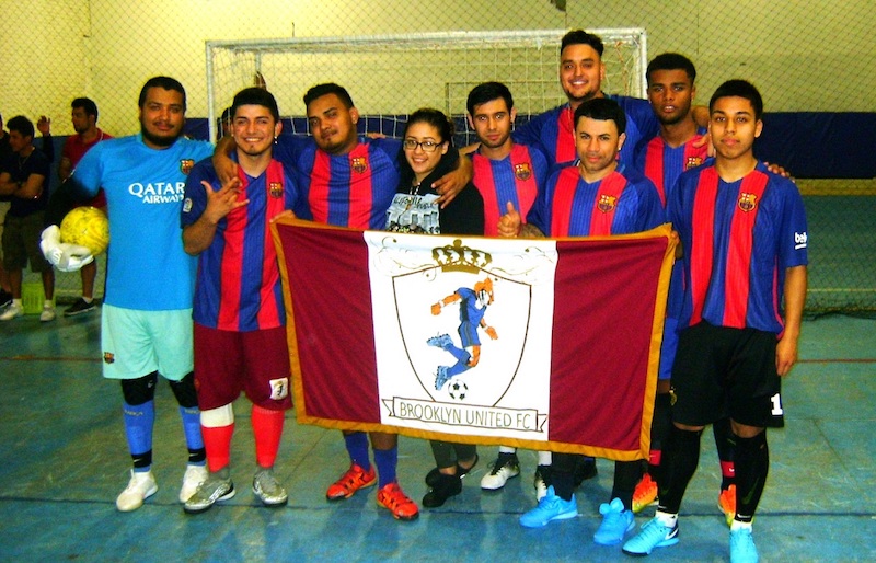 Integrantes del Brooklyn United que vienen desempnando una buena labor en el campeonato los viernes en la Fair Play Soccer League/Liga Juego Limpio. Aqu&iacute; aparecen acompa&ntilde;ados por su Madrina, la encantadora Se&ntilde;ora Mariana Guevara y su l&iacute;der Fernando Guevara. (Foto: Buki Chapin)