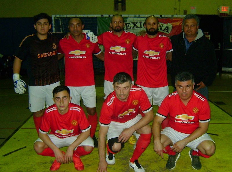 Los jugadores intergrantes del Mexicana Express con su m&aacute;ximo dirigente, Oscar "Chayote" Macareno, quienes este viernes (Abril 6) intentaran sobrevir a los caurtos de final en la Brooklyn Champions League. (Foto: Buki Chapin)