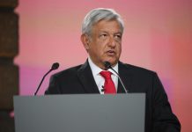 Fotografía cedida por la oficina de prensa del Movimiento de Regeneración Nacional (MORENA), de su candidato a la Presidencia de México el izquierdista Andrés Manuel López Obrador durante el primer debate.