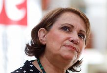 La mexicana Adriana Barraza reabre su teatro en Miami "Doña Flor", la protagonista de 63 años de la cinta "Todo lo demás", ha llevado a la actriz mexicana Adriana Barraza, conocida por su papel de Amelia en la cinta "Babel" (2006), a encarar un mal de nuestros tiempos