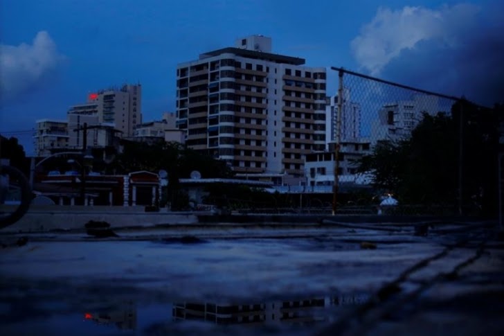 Un error cometido durante los trabajos que realizaba en el sur de Puerto Rico una excavadora para restablecer el servicio eléctrico, provocó un nuevo apagón histórico.