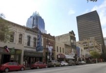 Austin está considerada como la "Capital mundial de la Música en directo", sus espacios al aire libre con más de 250 parques y áreas verdes para realizar actividades físicas e instituciones culturales y académicas como la reconocidas Universidad de Texas (UT).