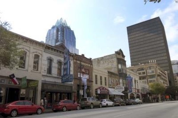 Austin está considerada como la "Capital mundial de la Música en directo", sus espacios al aire libre con más de 250 parques y áreas verdes para realizar actividades físicas e instituciones culturales y académicas como la reconocidas Universidad de Texas (UT).