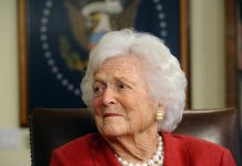 Fotografía de archivo fechada el 29 de marzo de 2018 muestra a la ex primera dama Barbara Bush y esposa del ex presidente George H.W. Bush, en su oficina en Houston, Texas (EE.UU.). La ex primera dama de Estados Unidos Bárbara Bush, cuyo estado de salud era delicado, falleció el martes 17 de abril de 2018, a los 92 años de edad.