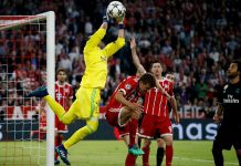 El portero del Real Madrid Keylor Navas (i) y Thomas Mueller (c) del Bayern de Munich en acción durante el partido de ida de la semifinal de la Liga de Campeones entre el Bayern de Munich y el Real Madrid que se celebra hoy, miércoles 25 de abril de 2018, en el Allianz Arena en Múnich (Alemania).