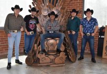 Bronco quiere extender el español con "El corrido de Miguel Rivera" Los integrantes del grupo de música regional mexicana Bronco: (i-d) Ramiro Delgado, René Esparza, José Guadalupe Esparza, José Adán Esparza y Javier Cantú,