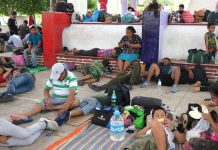 Fotografía del 26 de marzo de 2018, de migrantes centroamericanos que descansan a su paso por la población de Mapastepec en el estado de Chiapas (México).
