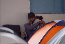 Huyendo de violencia, migrantes centroamericanos sufren prejuicio en México Fotografía del 25 de abril de 2018, que muestra a una pareja de migrantes mientras toman un descanso en un albergue en la ciudad de Tijuana Baja California (México).