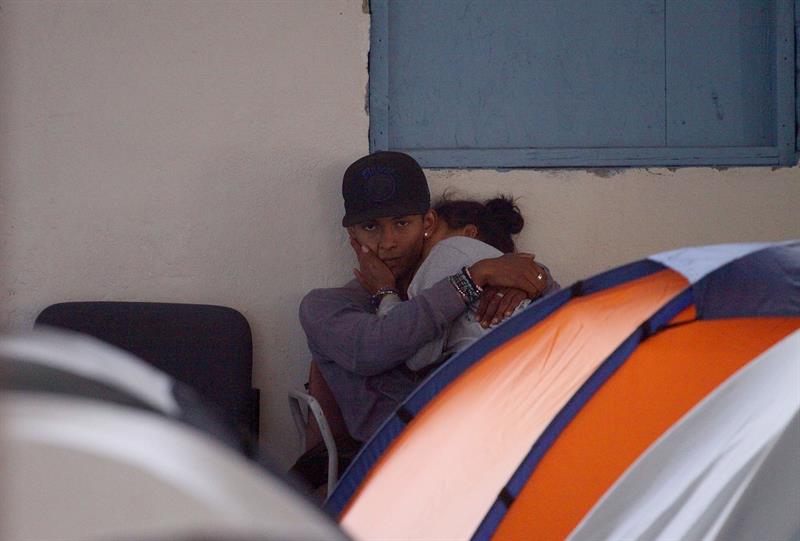 Fotograf&iacute;a del 25 de abril de 2018, que muestra a una pareja de migrantes mientras toman un descanso en un albergue en la ciudad de Tijuana Baja California (M&eacute;xico).