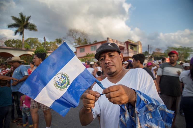 Migrantes centroamericanos protestan a su paso por la población de Nicolás Romero en el estado de Oaxaca (México).