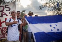 Migrantes centroamericanos protestan a su paso por la población de Nicolás Romero en el estado de Oaxaca (México).