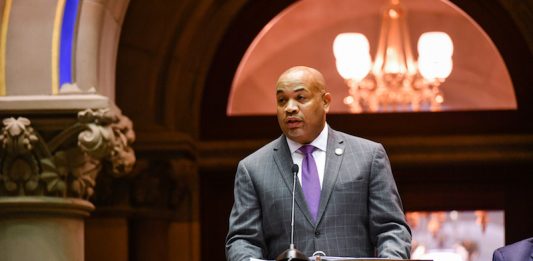 El presidente de la Asamblea, Carl Heastie.