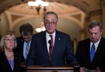 El líder de la minoría demócrata del Senado, Chuck Schumer (centro)