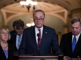 El líder de la minoría demócrata del Senado, Chuck Schumer (centro)