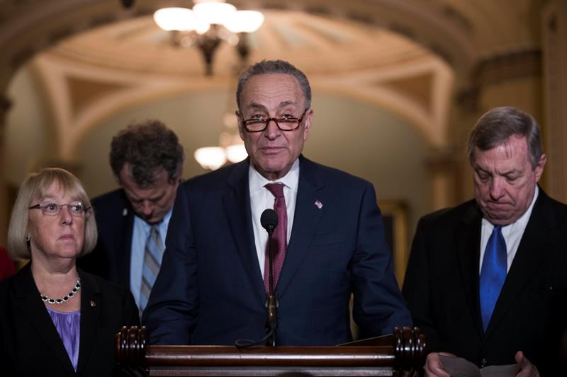 El líder de la minoría demócrata del Senado, Chuck Schumer (centro)