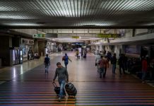 Vista de pasajeros hoy, viernes 6 de abril de 2018, en el aeropuerto internacional Simón Bolívar, en Maiquetia (Venezuela). El venezolano Instituto Nacional de Aeronáutica Civil (Inac) informó de la suspensión a partir del viernes por 90 días "prorrogables" de "todos los vuelos" de Copa Airlines "desde y hacía el territorio nacional", tras ser incluida por el Gobierno en una lista de empresas que habrían cometido delitos.