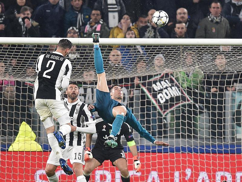 Cristiano Ronaldo (d) de Real Madrid anota el 2-0 ante Juventus durante un partido de los cuartos de final de la Liga de Campeones entre Juventus FC vs Real Madrid CF en el estadio Allianz en Tur&iacute;n (Italia).
